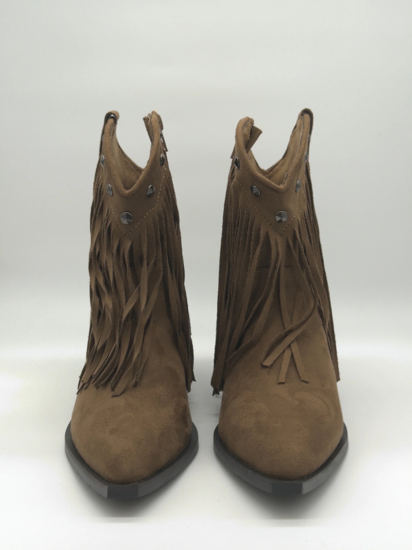 Botas de Tacão Femininas com Apliques Metálicos – Elegância & Impacto