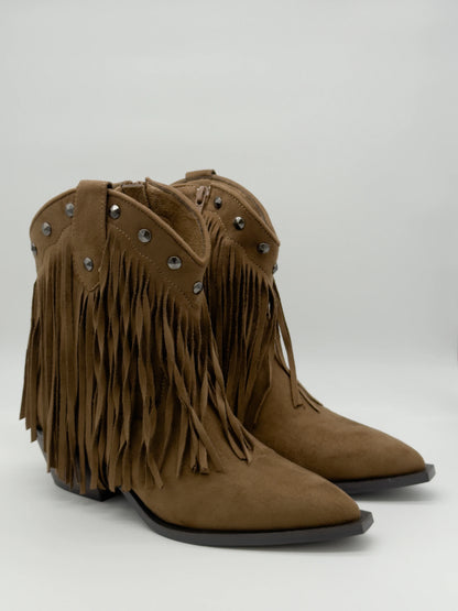 Botas de Tacão Femininas com Apliques Metálicos – Elegância & Impacto