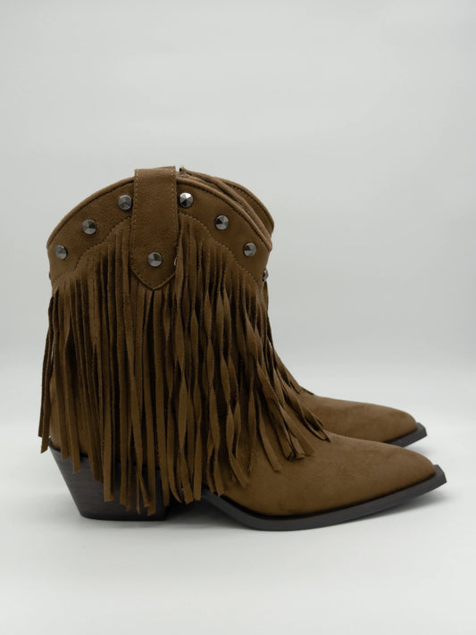 Botas de Tacão Femininas com Apliques Metálicos – Elegância & Impacto