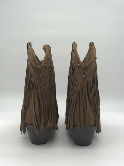 Botas de Tacão Femininas com Apliques Metálicos – Elegância & Impacto