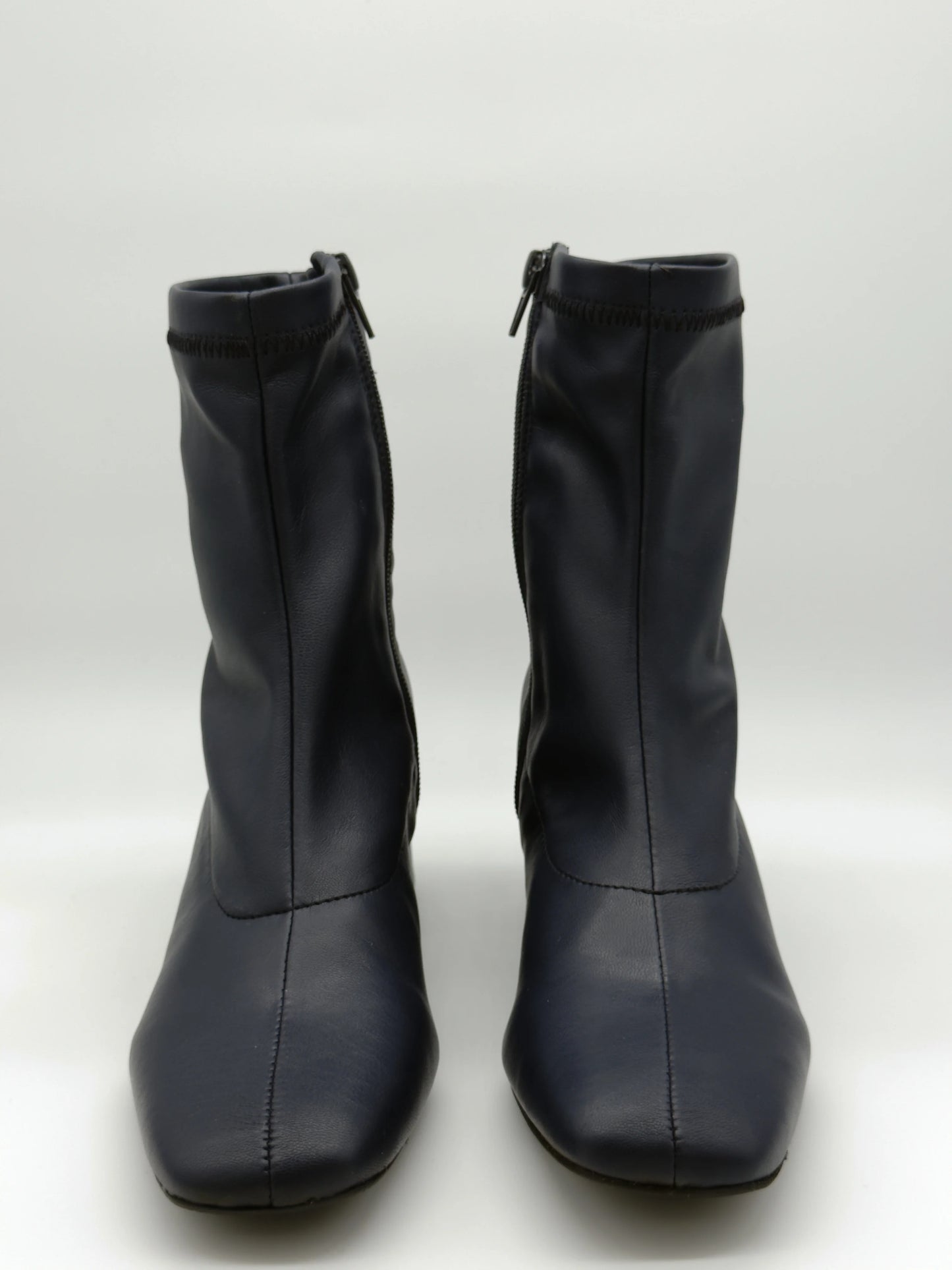 Botas Femininas de Tacão Médio – Elegantes e Modernas