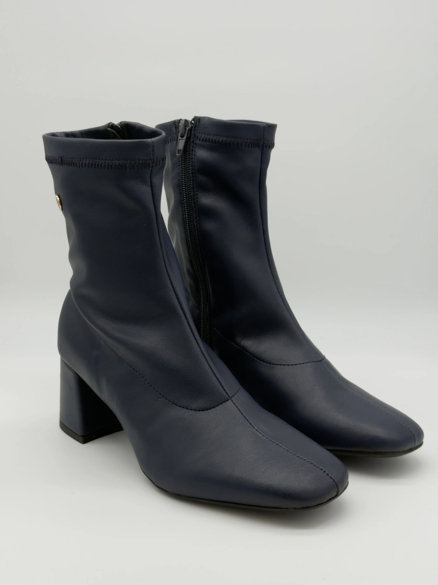 Botas Femininas de Tacão Médio – Elegantes e Modernas