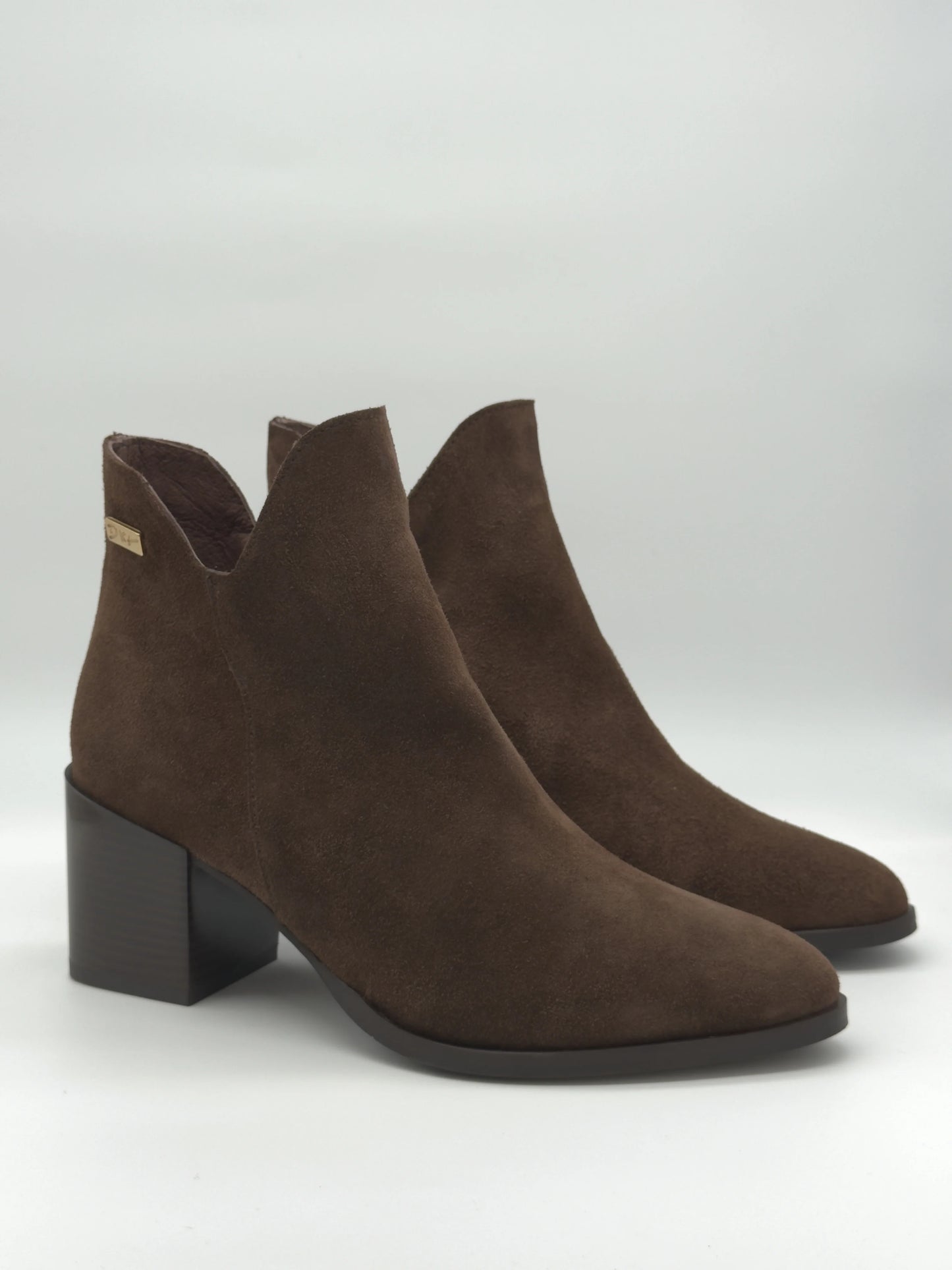 Botas Femininas Heel – Salto Médio e Design Elegante