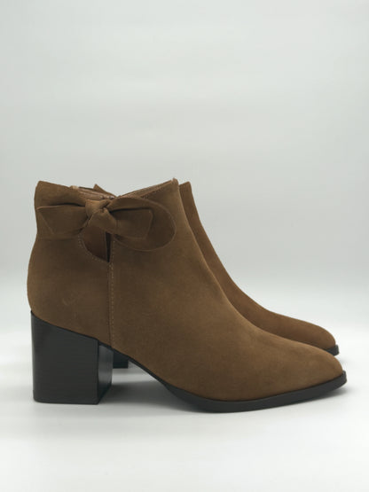 Botins Femininos Camel com Laço – Elegância e Conforto