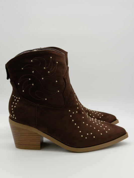 Botas Femininas Castanhas com Tachas Douradas – Estilo Western