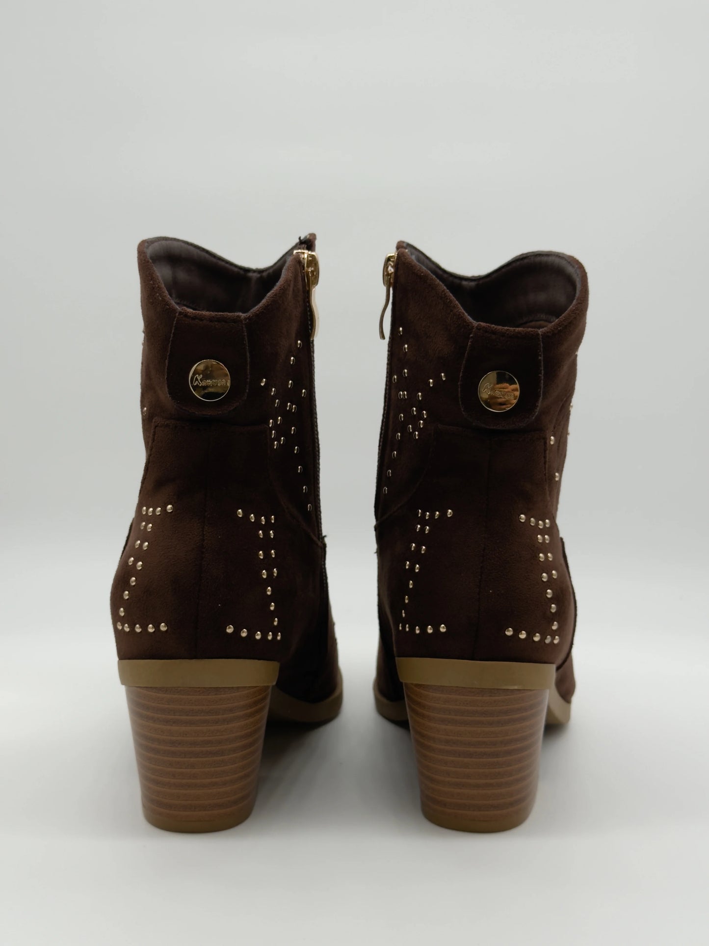 Botas Femininas Castanhas com Tachas Douradas – Estilo Western