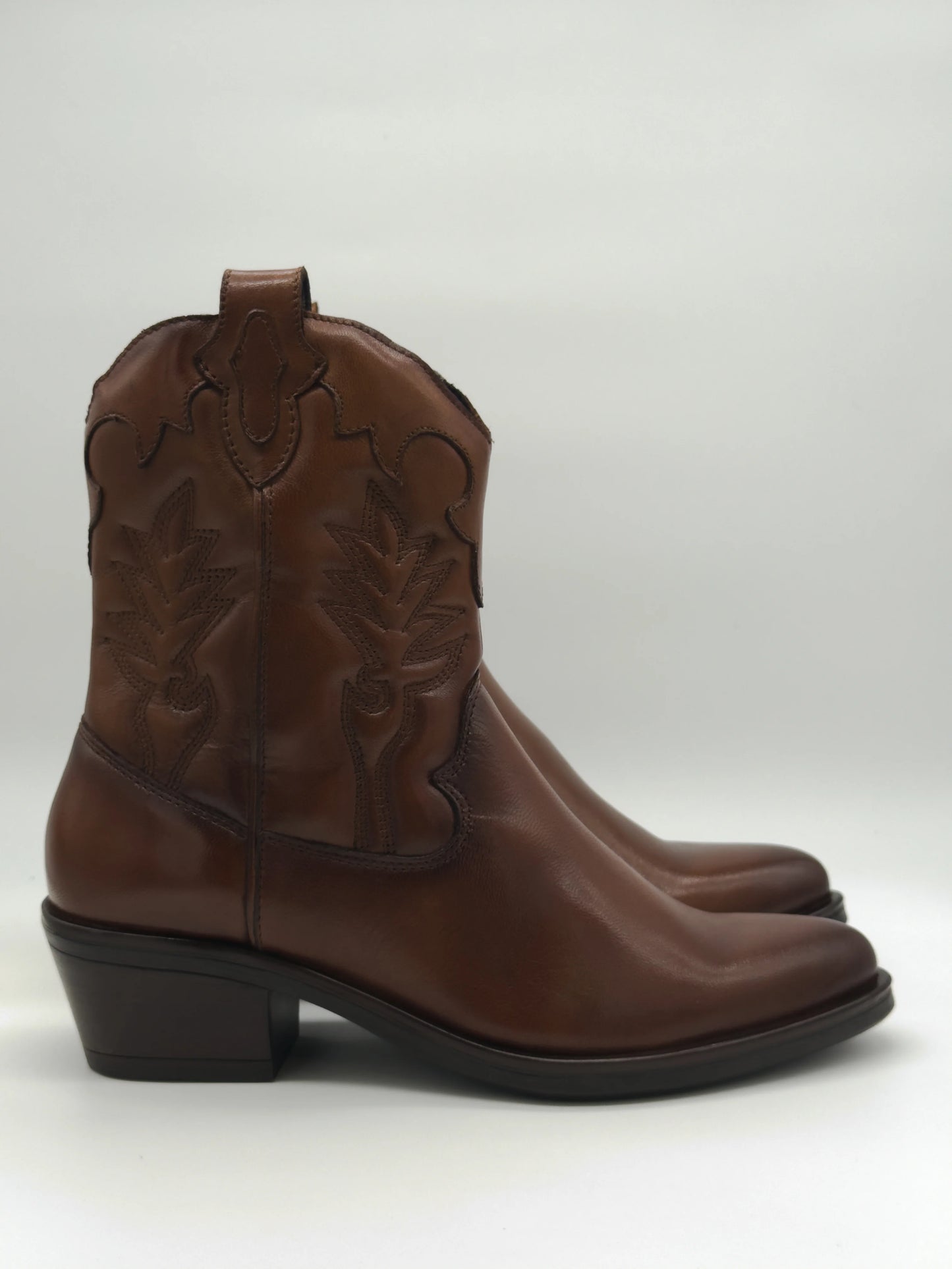 Botas Western Femininas Cognac – Estilo Moderno e Versátil
