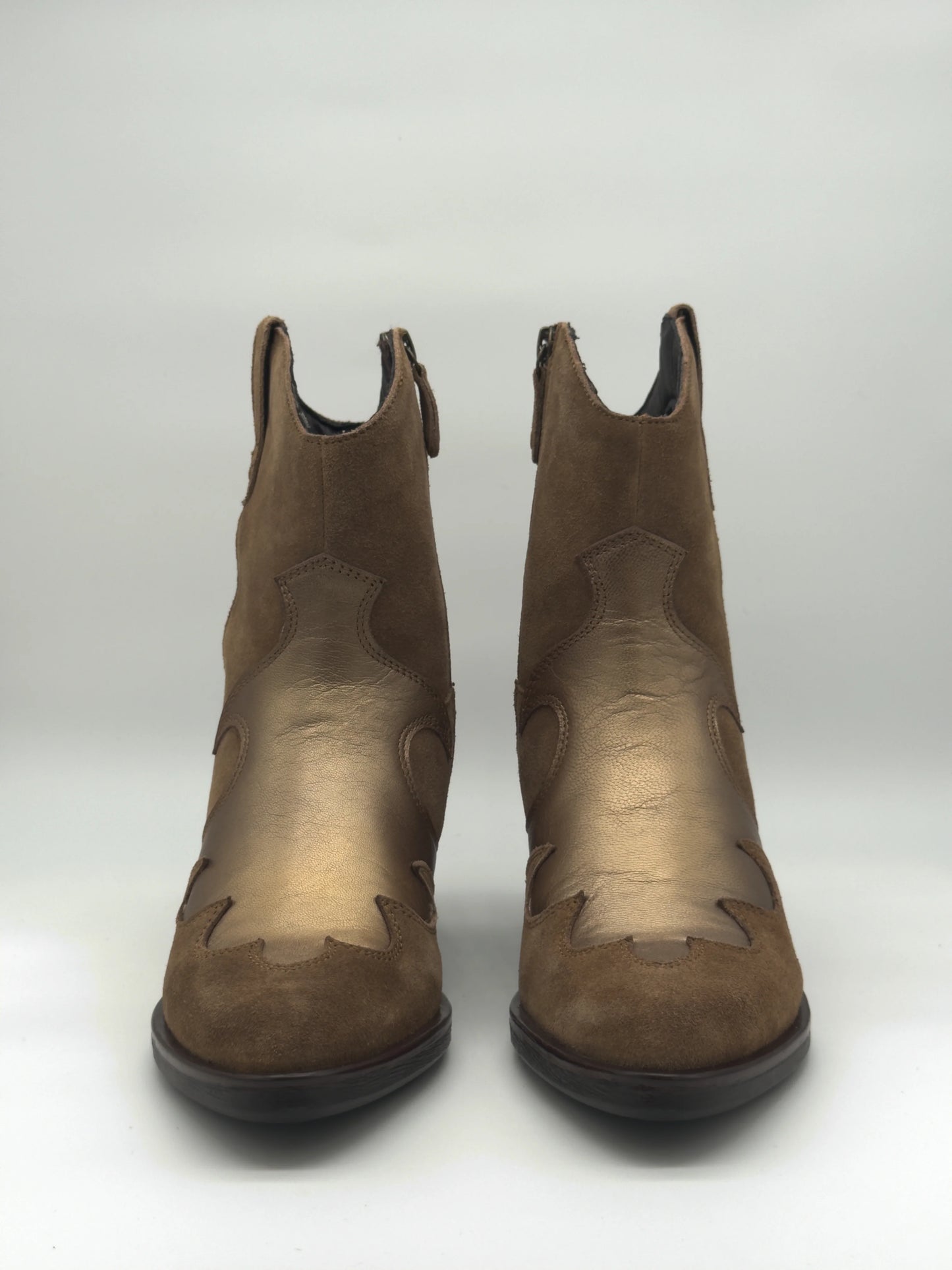 Bota Texana Taupe com Detalhes Metálicos Dourados – Feminina