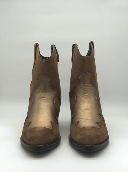 Bota Texana Taupe com Detalhes Metálicos Dourados – Feminina