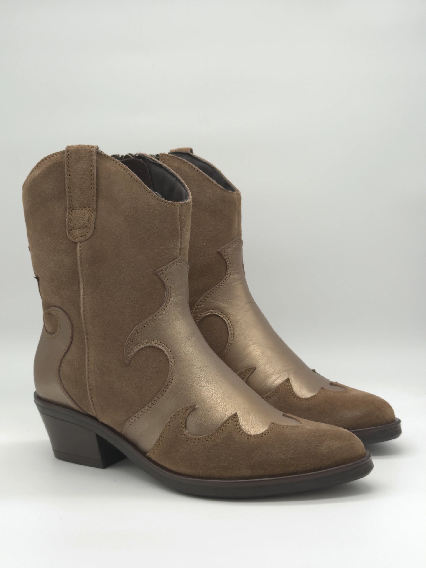 Bota Texana Taupe com Detalhes Metálicos Dourados – Feminina