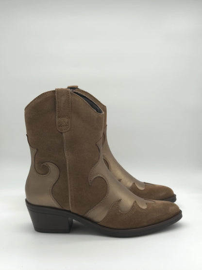 Bota Texana Taupe com Detalhes Metálicos Dourados – Feminina