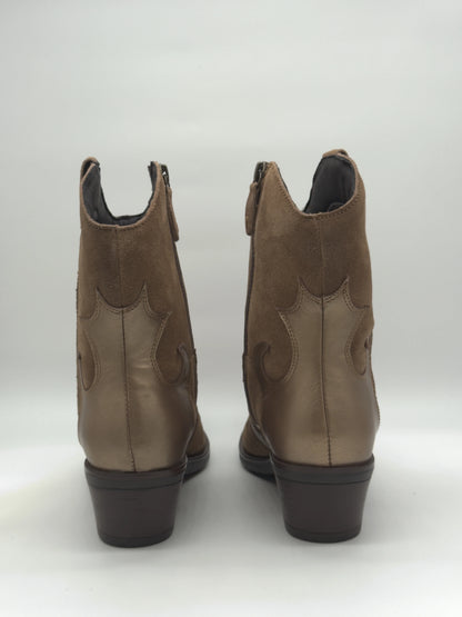 Bota Texana Taupe com Detalhes Metálicos Dourados – Feminina
