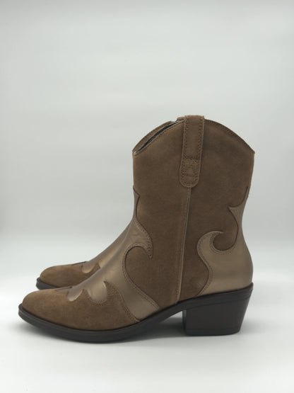 Bota Texana Taupe com Detalhes Metálicos Dourados – Feminina