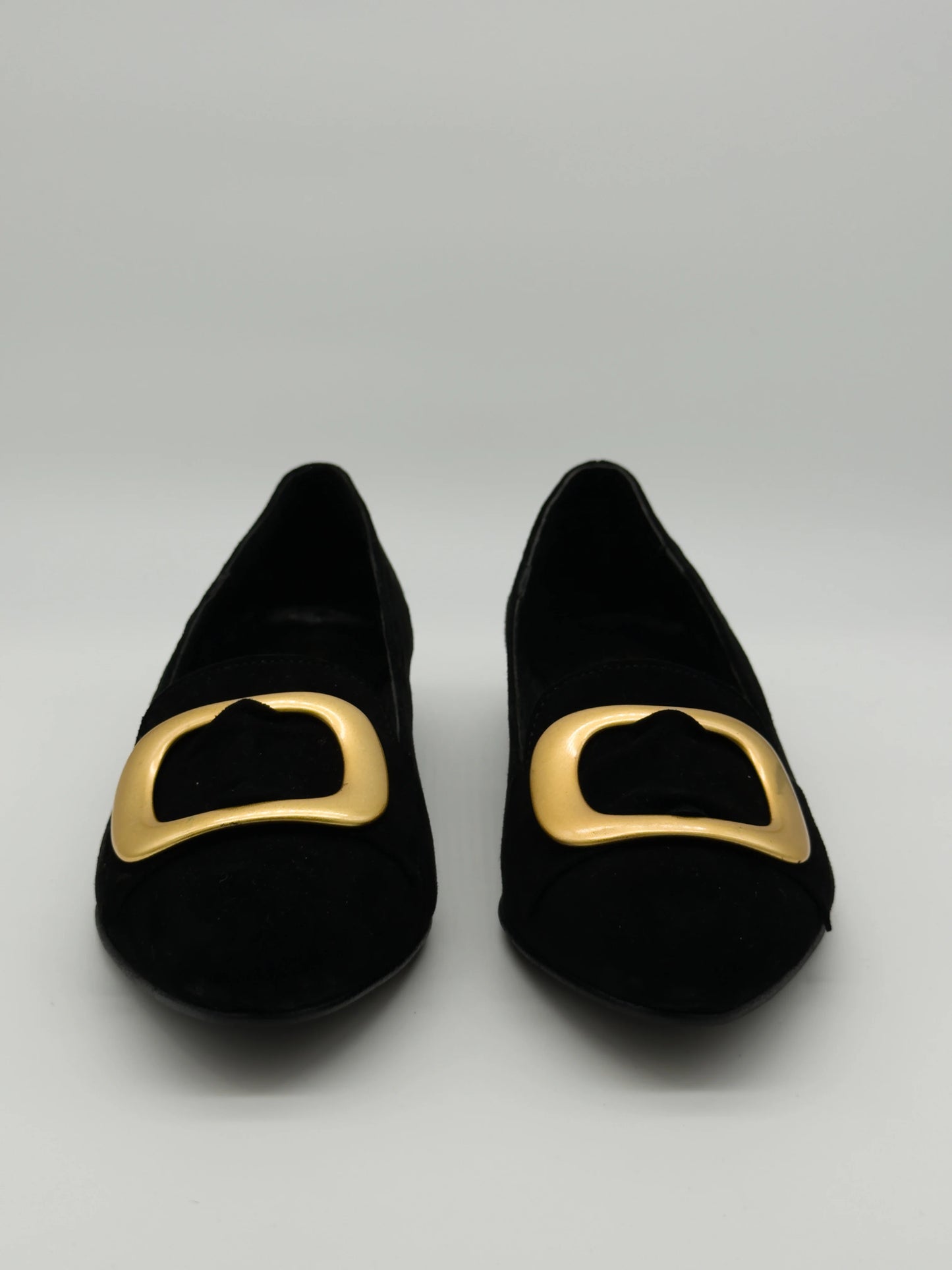 Zapatos negros de mujer con hebilla dorada