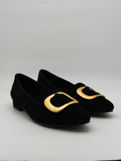 Zapatos negros de mujer con hebilla dorada