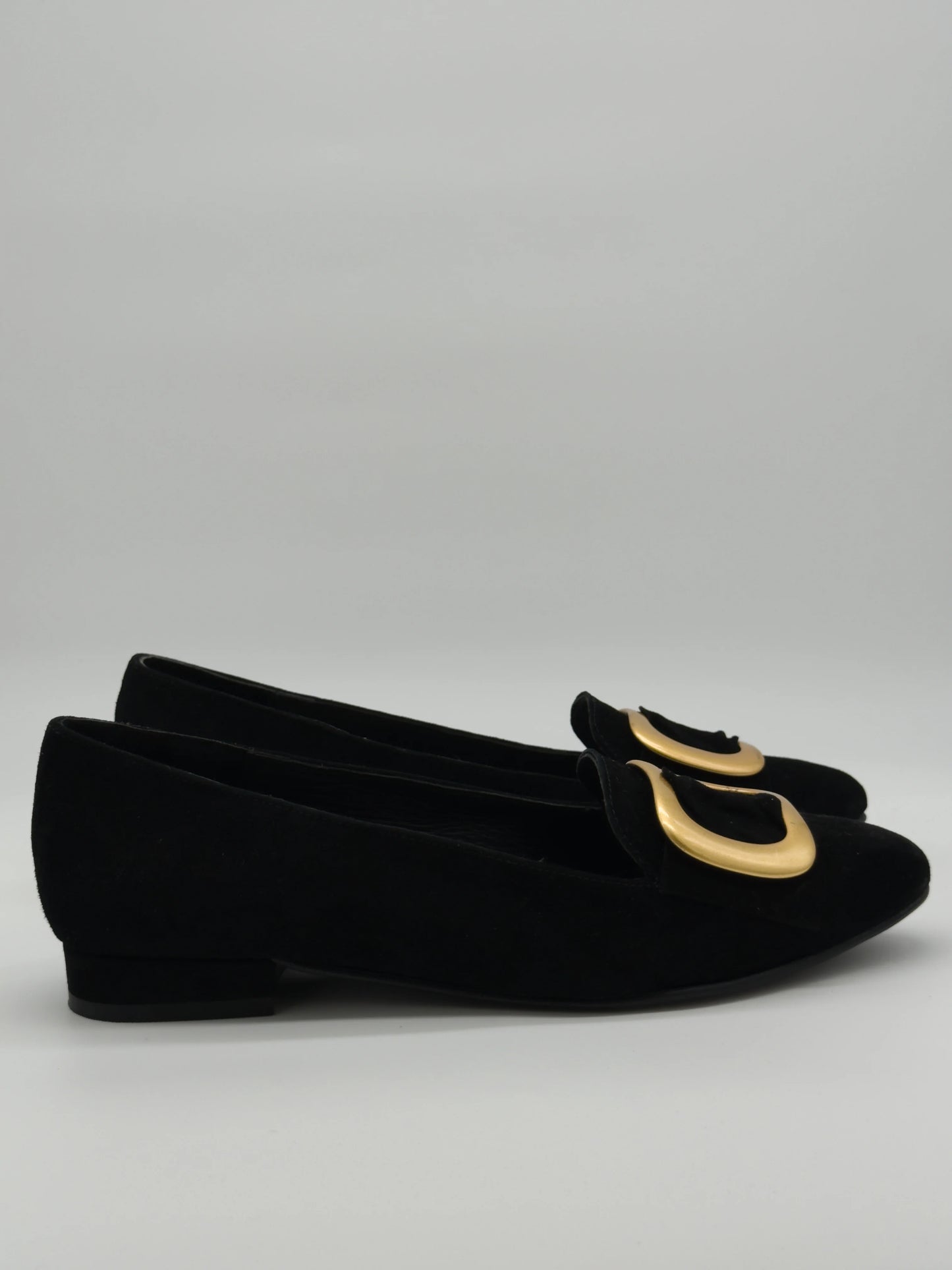 Zapatos negros de mujer con hebilla dorada