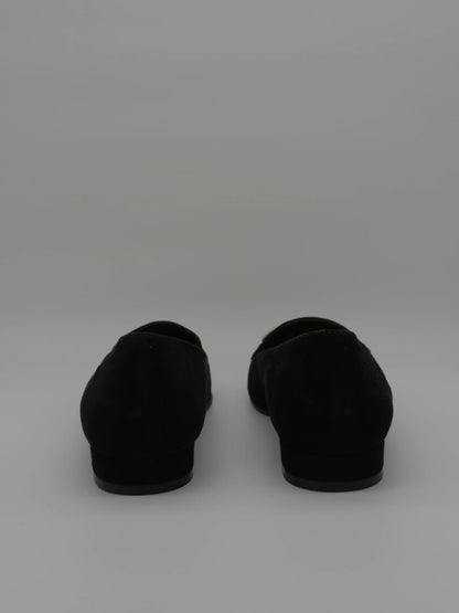 Zapatos negros de mujer con hebilla dorada