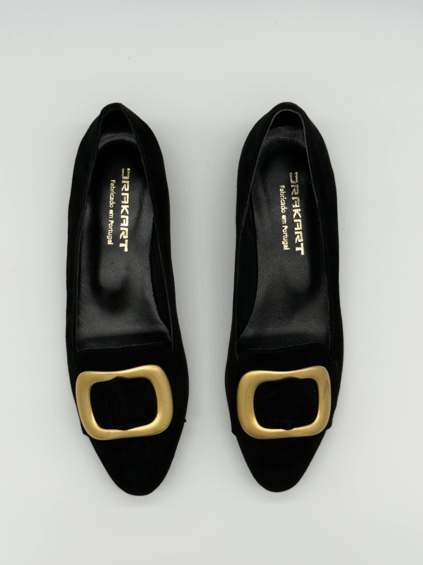 Zapatos negros de mujer con hebilla dorada