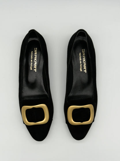 Zapatos negros de mujer con hebilla dorada