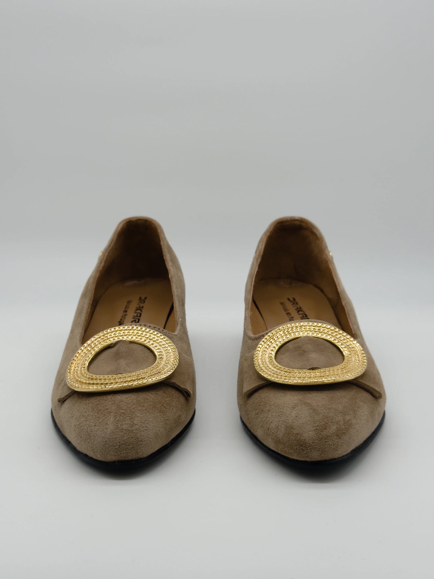 Zapatos de mujer con hebilla dorada: elegancia para el día a día