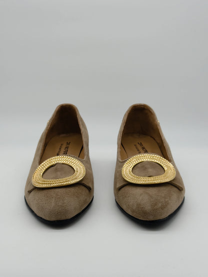 Zapatos de mujer con hebilla dorada: elegancia para el día a día