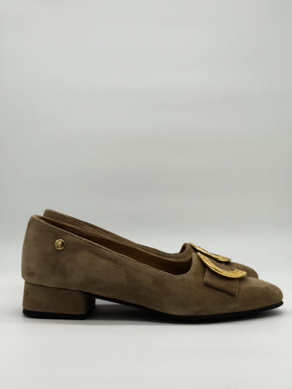 Zapatos de mujer con hebilla dorada: elegancia para el día a día