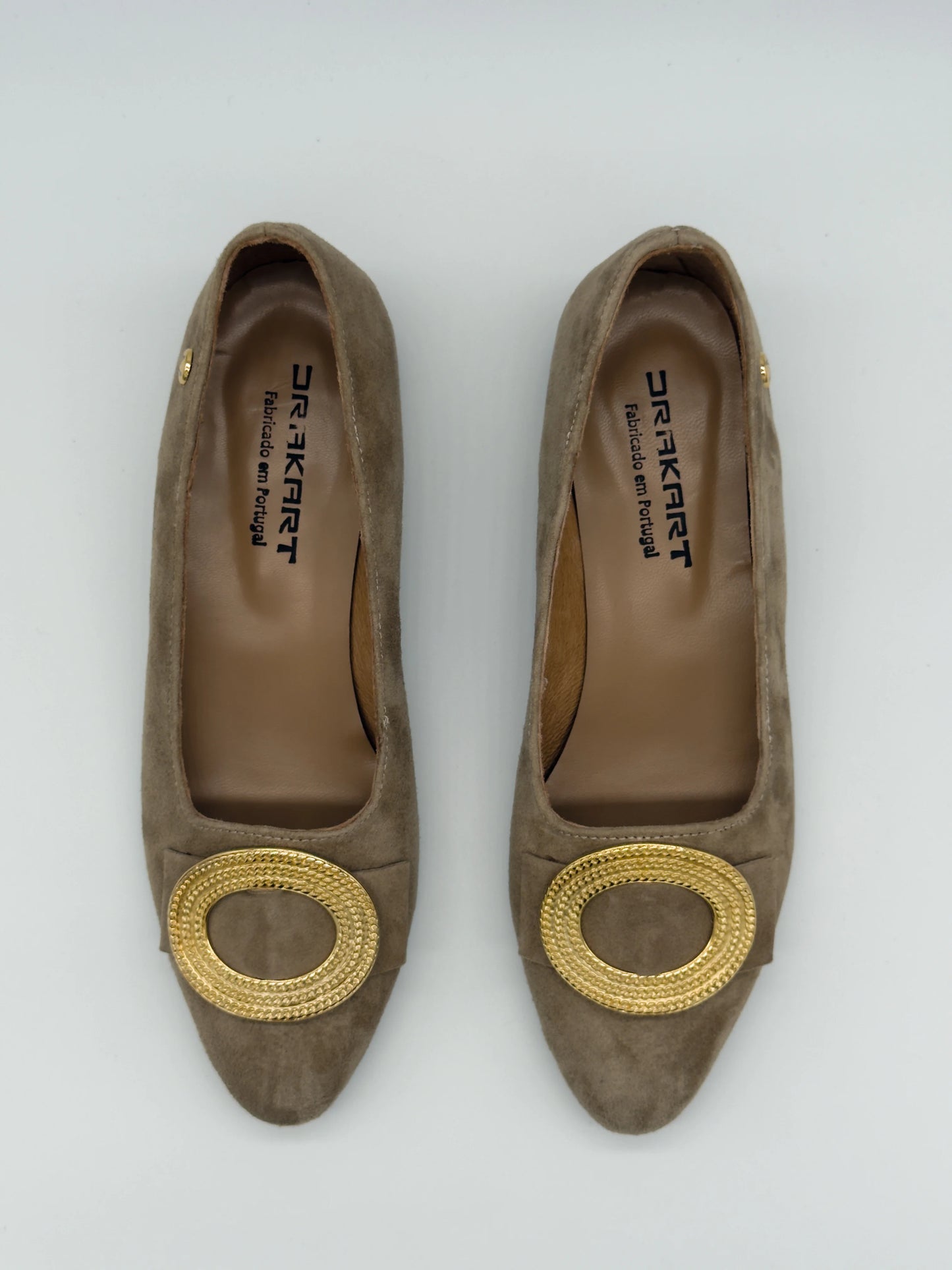 Zapatos de mujer con hebilla dorada: elegancia para el día a día