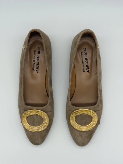 Zapatos de mujer con hebilla dorada: elegancia para el día a día