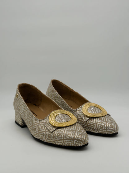 Zapatos de mujer con hebilla dorada: elegancia para el día a día