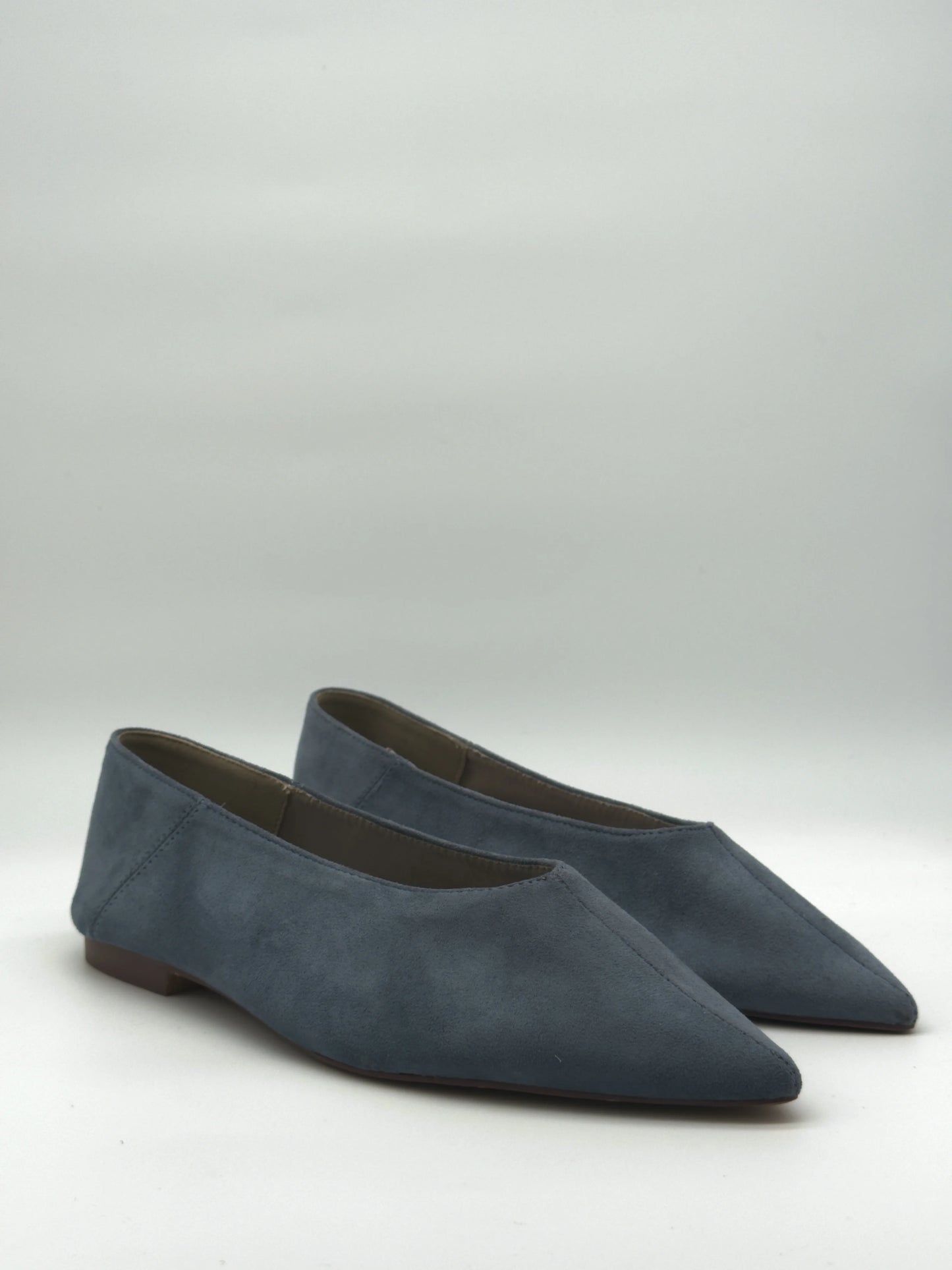 Zapatos planos de punta para mujer: diseño elegante y minimalista