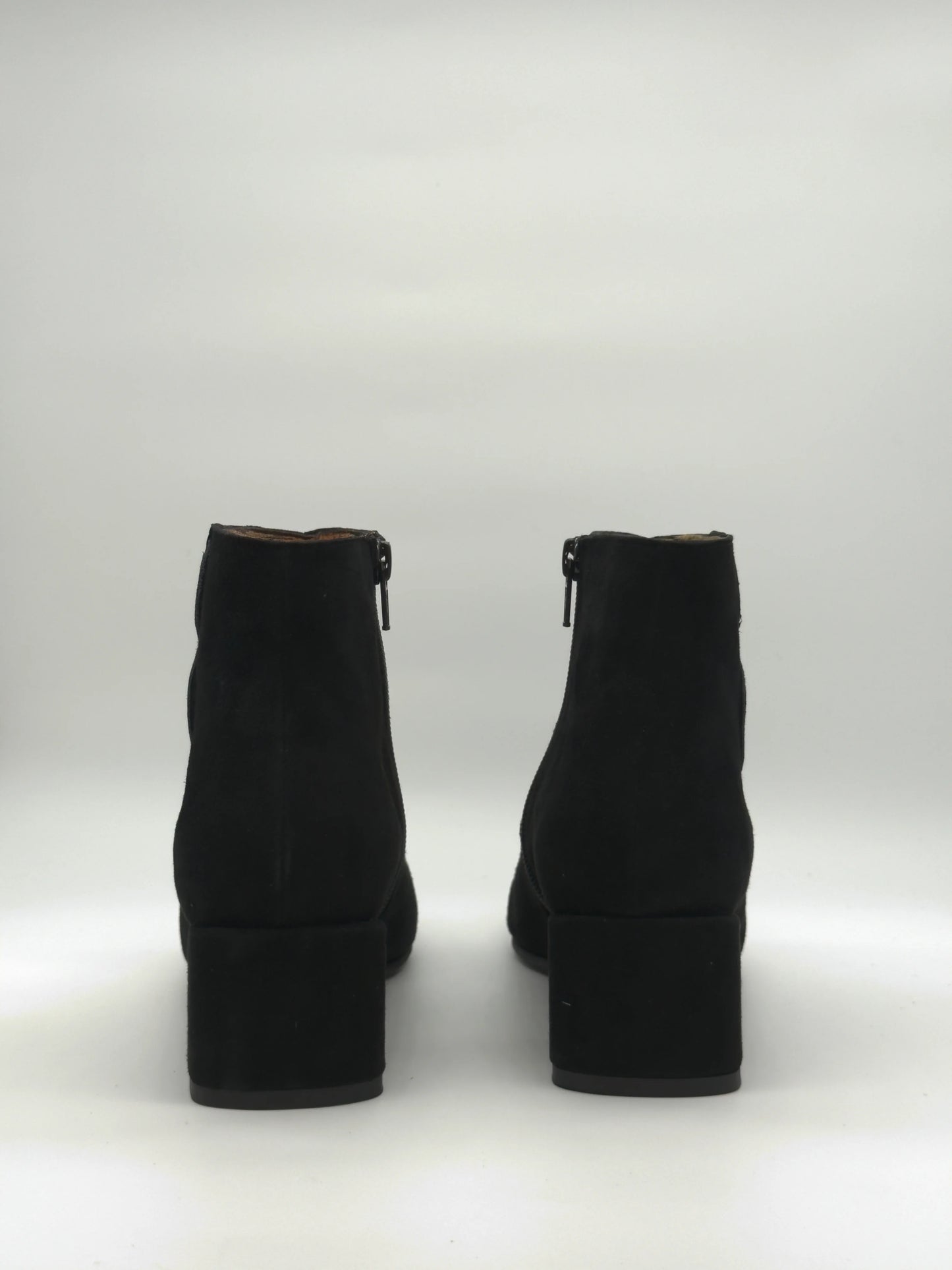 Botas Pretas Femininas de Salto Baixo com Detalhe Lateral