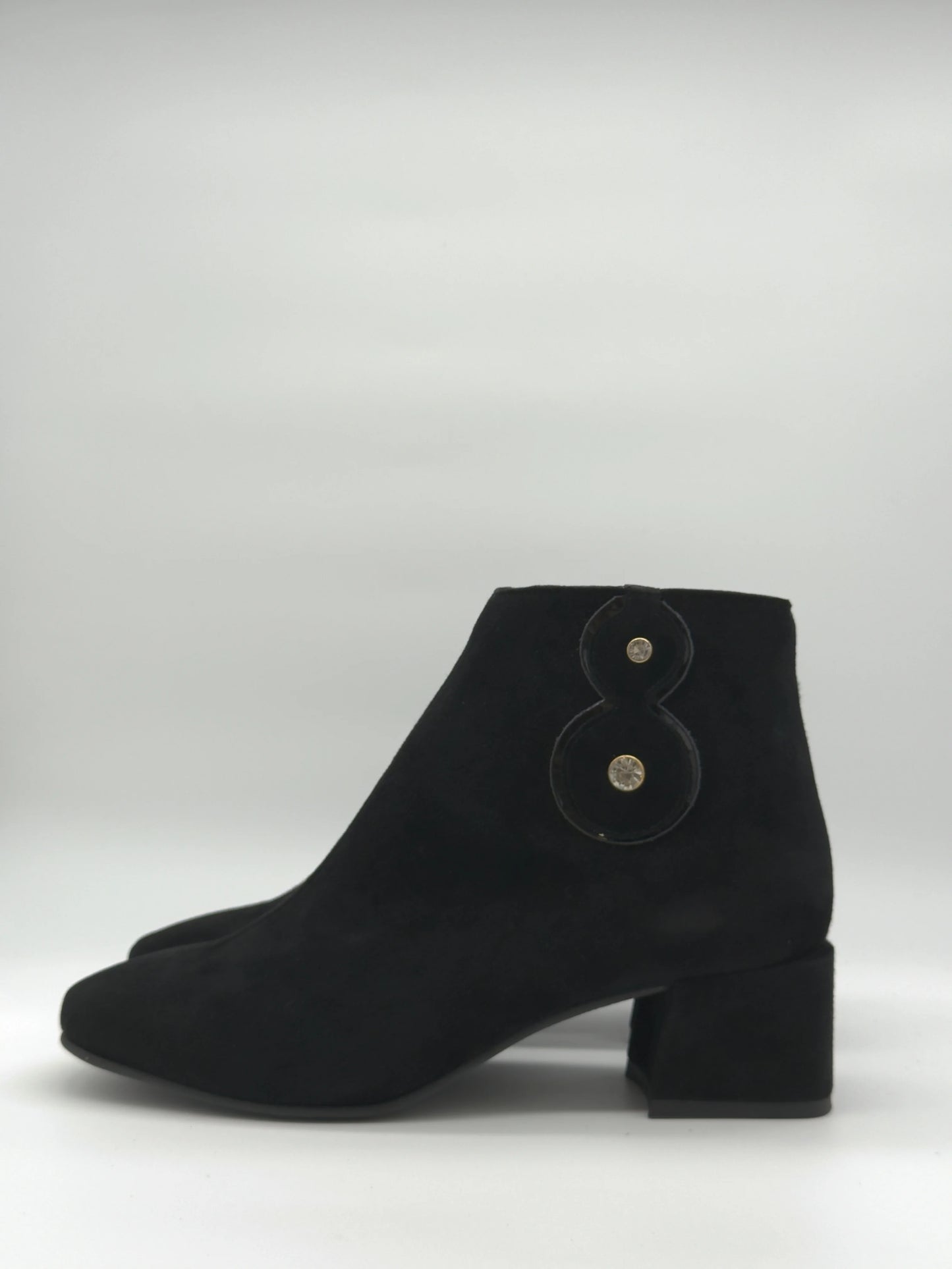 Botas Pretas Femininas de Salto Baixo com Detalhe Lateral