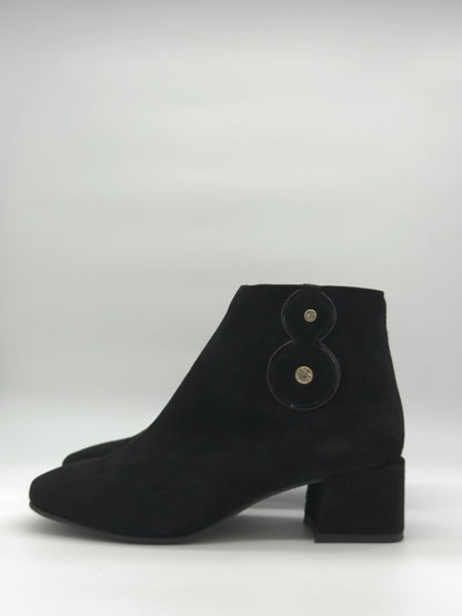 Botas Pretas Femininas de Salto Baixo com Detalhe Lateral