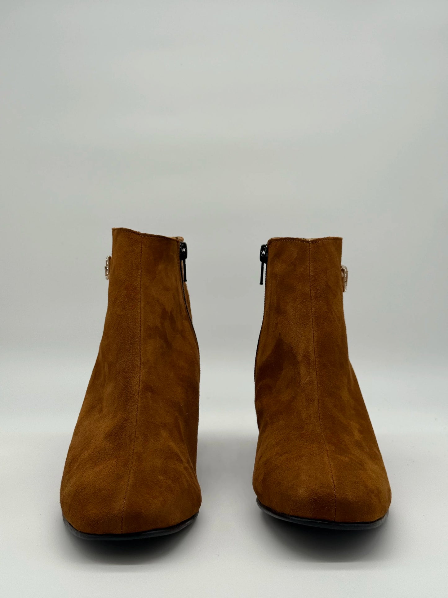 Botas Femininas Camel de Salto Baixo com Detalhe Dourado