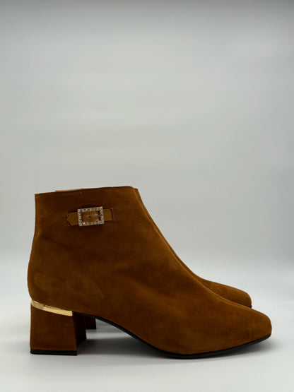Botas Femininas Camel de Salto Baixo com Detalhe Dourado