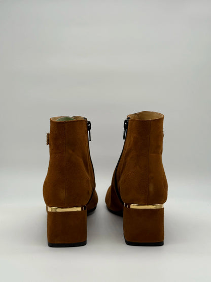 Botas Femininas Camel de Salto Baixo com Detalhe Dourado