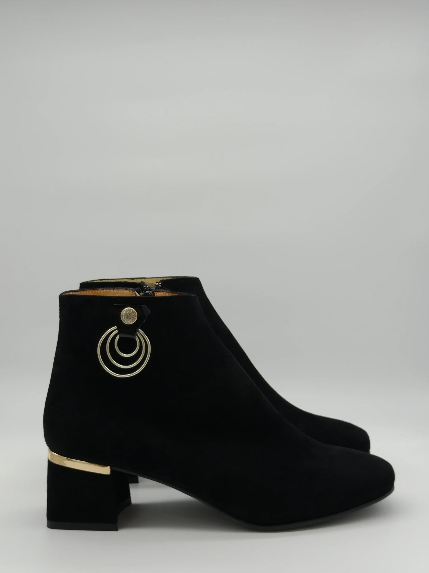 Botas Pretas Femininas de Salto Baixo com Aro Dourado