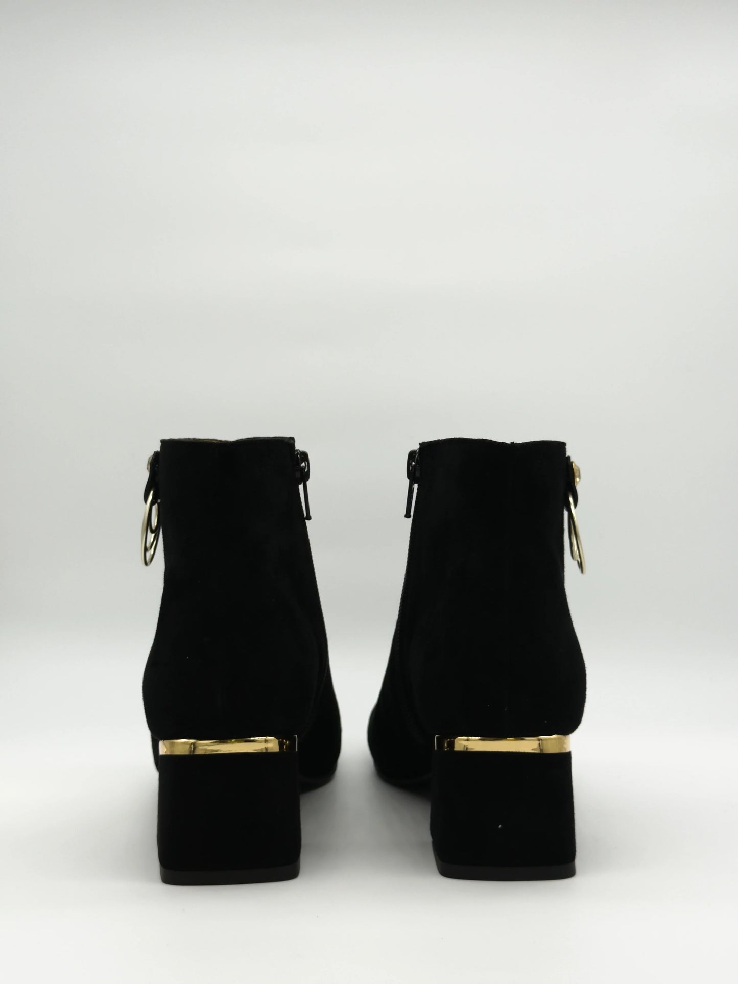 Botas Pretas Femininas de Salto Baixo com Aro Dourado