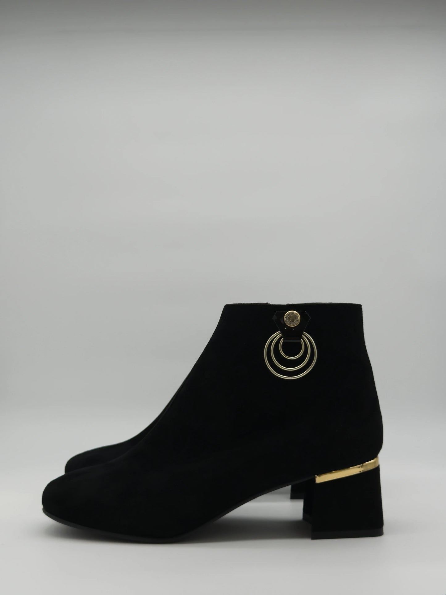 Botas Pretas Femininas de Salto Baixo com Aro Dourado