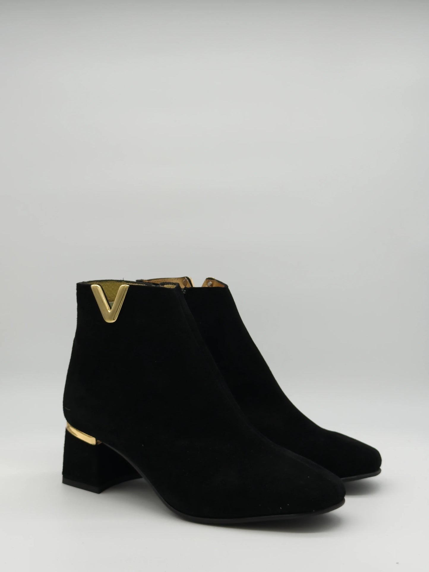 Botas Pretas Femininas de Salto Baixo com Detalhe Dourado em V