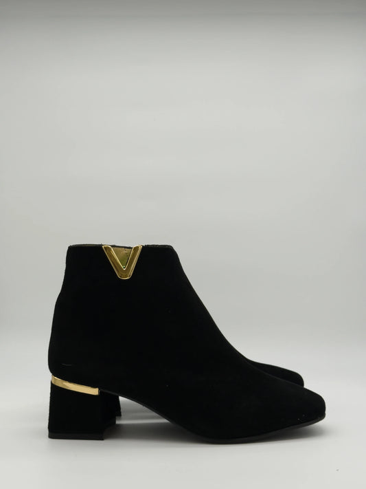 Botas Pretas Femininas de Salto Baixo com Detalhe Dourado em V