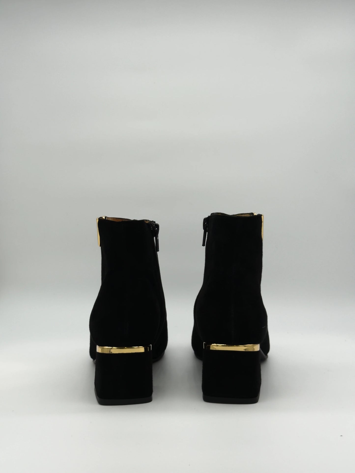 Botas Pretas Femininas de Salto Baixo com Detalhe Dourado em V