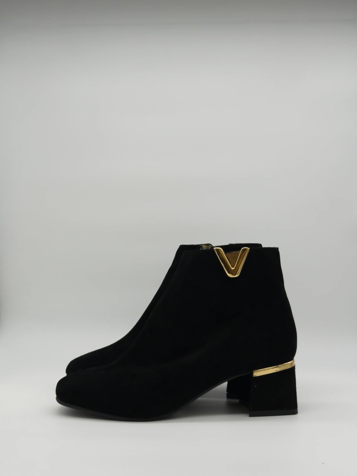 Botas Pretas Femininas de Salto Baixo com Detalhe Dourado em V