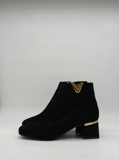 Botas Pretas Femininas de Salto Baixo com Detalhe Dourado em V