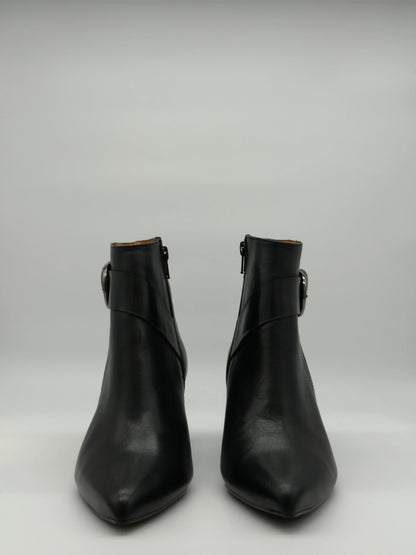 Botas Pretas Femininas de Salto Médio com Fivela Decorativa