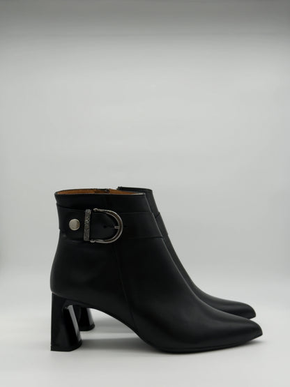 Botas Pretas Femininas de Salto Médio com Fivela Decorativa