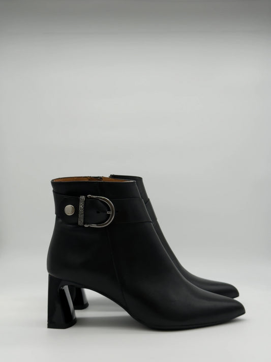 Botas Pretas Femininas de Salto Médio com Fivela Decorativa