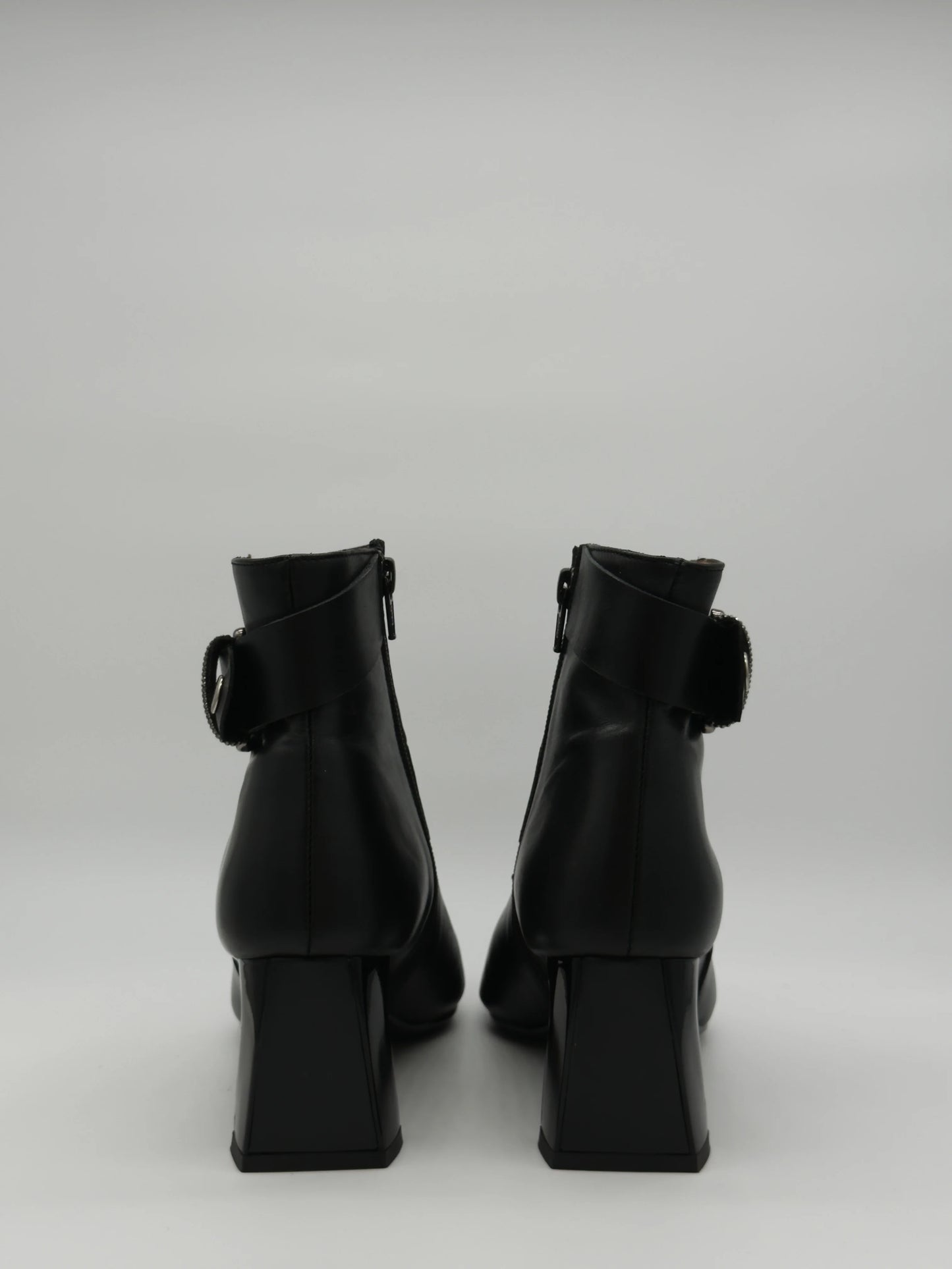 Botas Pretas Femininas de Salto Médio com Fivela Decorativa