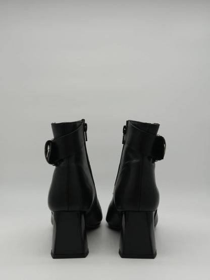 Botas Pretas Femininas de Salto Médio com Fivela Decorativa