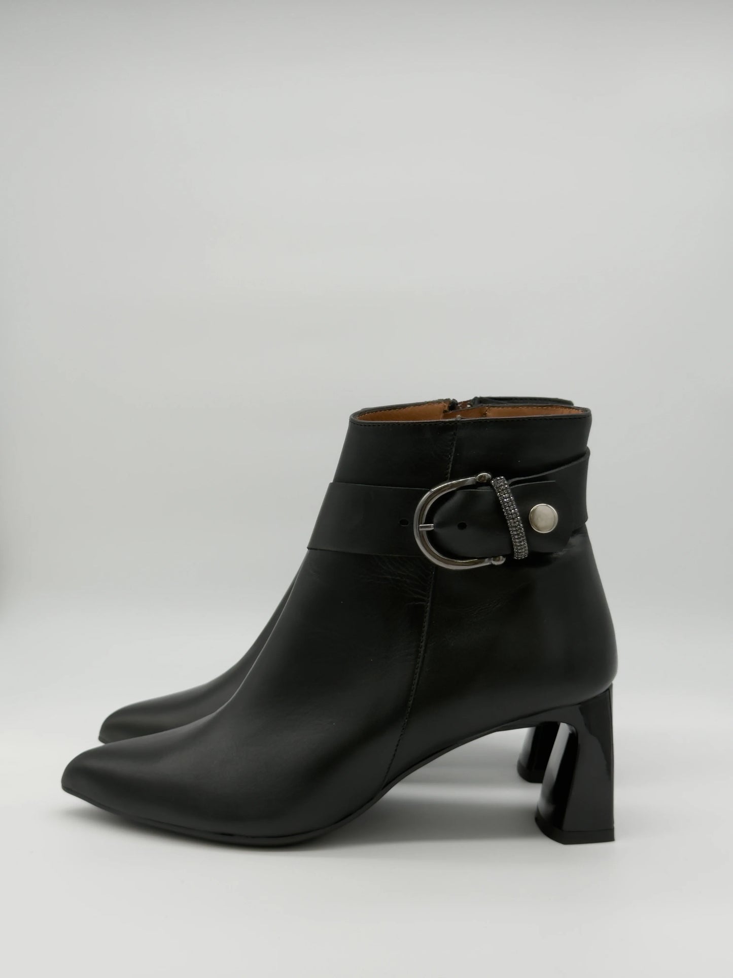 Botas Pretas Femininas de Salto Médio com Fivela Decorativa